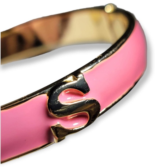 Gold tone and pink clasp bracelet with the initial "S" - Picture 2 of 14